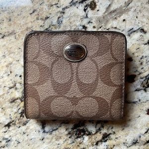 Coach Snap Wallet in Signature Pattern - EUC!